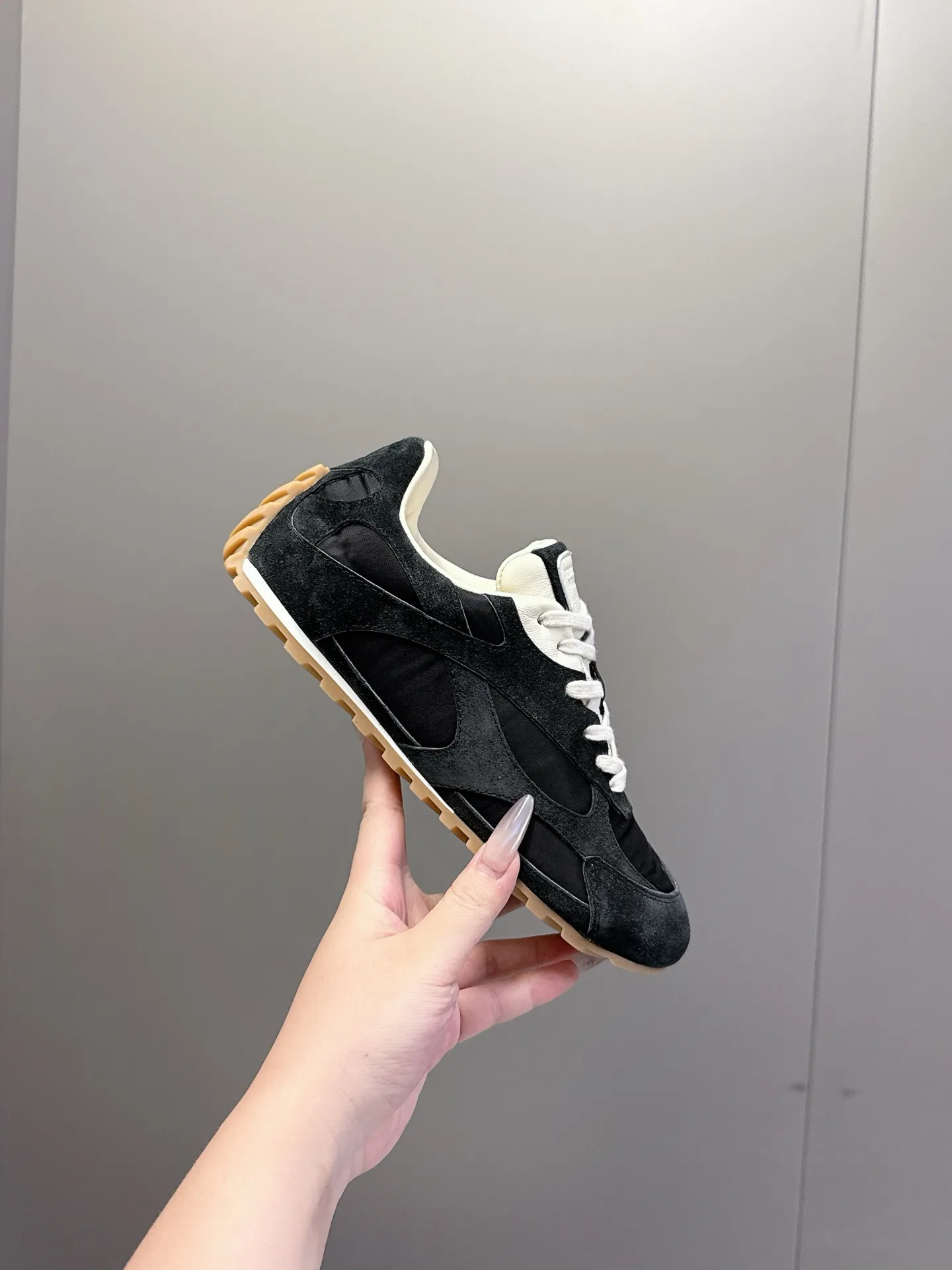 👟👟Ex-factory price 500👟👟 Bottega Veneta｜BV Bottega Veneta 25ss new Forrest shoes Dexun sneakers Sneaker technology nylon and suede, inspired by retro sneakers, a new interpretation of classic sneakers, lightweight, comfortable and breathable summer essentials The sole uses a classic woven texture, which is very recognizable, and is spliced with nylon suede, giving it a full texture!   Size: #Female 35-40 (41 made to order, non-refundable)